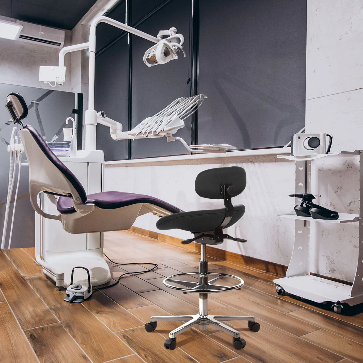 Chaise de comptoir WORK MF noire avec repose-pieds et cinq roulettes dans un environnement de cabinet de hjh OFFICE