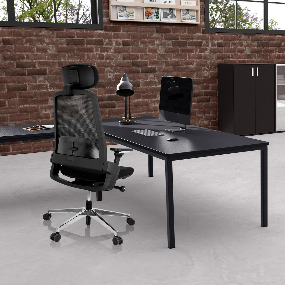 Siège de bureau de qualité professionnelle BRACIO noir avec dossier en maille et appuie-tête de hjh OFFICE