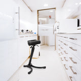 Siège assis-debout TOP WORK 33 noir avec assise rembourrée et pied en étoile dans un environnement de stérilisation clair de hjh OFFICE