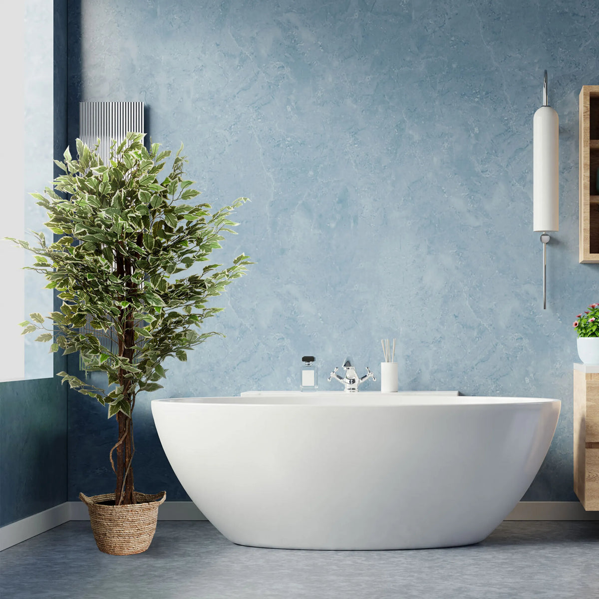 Plante artificielle FICUS en vert avec pot en panier tressé devant un mur bleu de hjh OFFICE