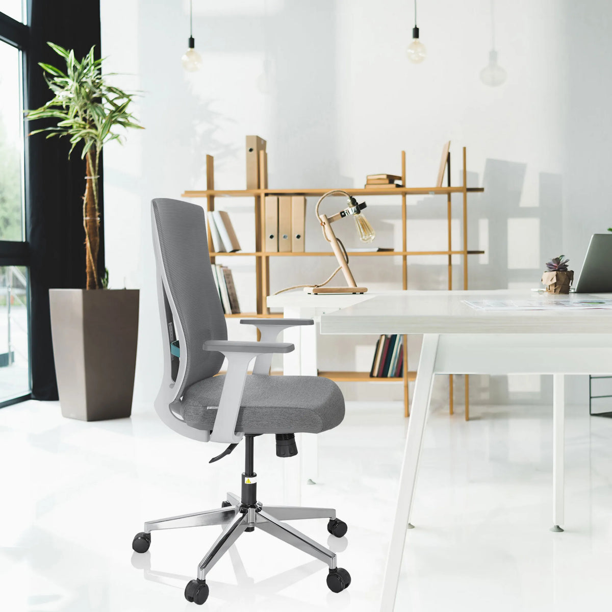 Siège de bureau de qualité professionnelle HALIFAX gris avec dossier en maille et accoudoirs sur un bureau blanc de hjh OFFICE