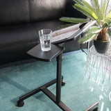 Surface noire du bureau assis-debout VM-SL avec un verre et un magazine sur un tapis de hjh OFFICE