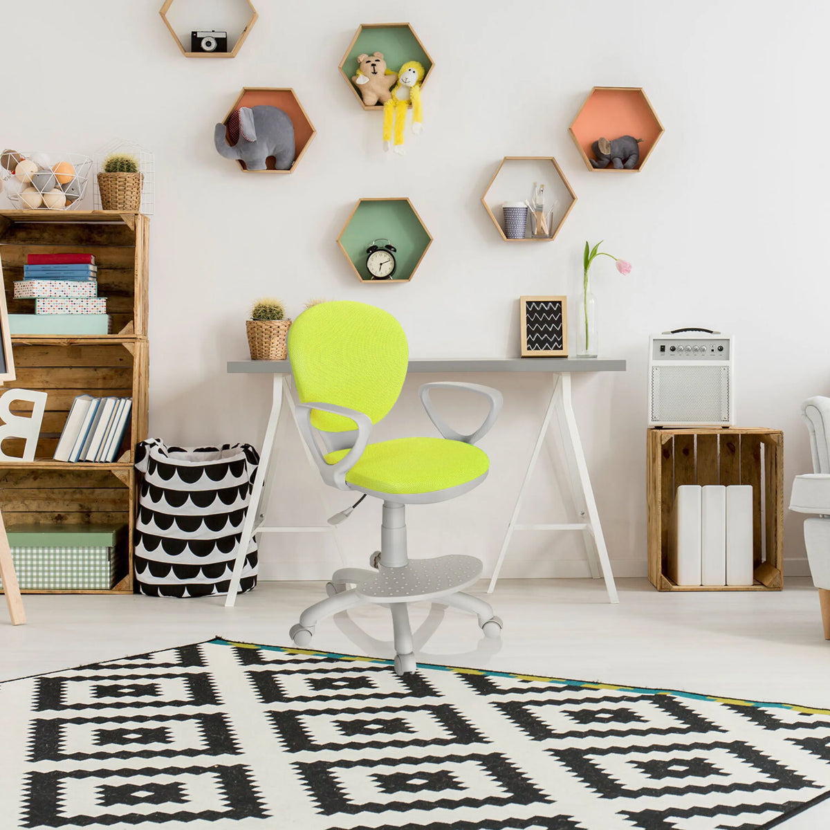 Chaise pivotante pour enfants KID COLOUR G1 en vert et gris avec accoudoirs et roulettes dans une chambre d'enfant de hjh OFFICE