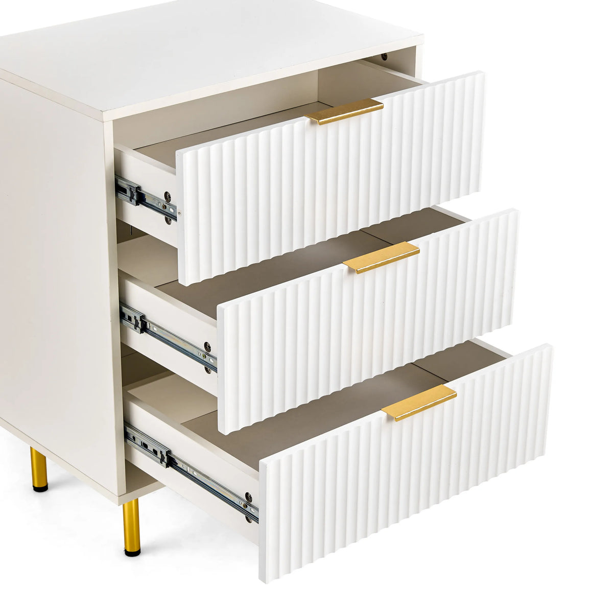 Tiroirs ouverts avec design de façade strié de la commode Hjelle K en blanc avec poignées dorées de hjh LIVING
