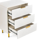 Tiroirs ouverts avec design de façade strié de la commode Hjelle K en blanc avec poignées dorées de hjh LIVING