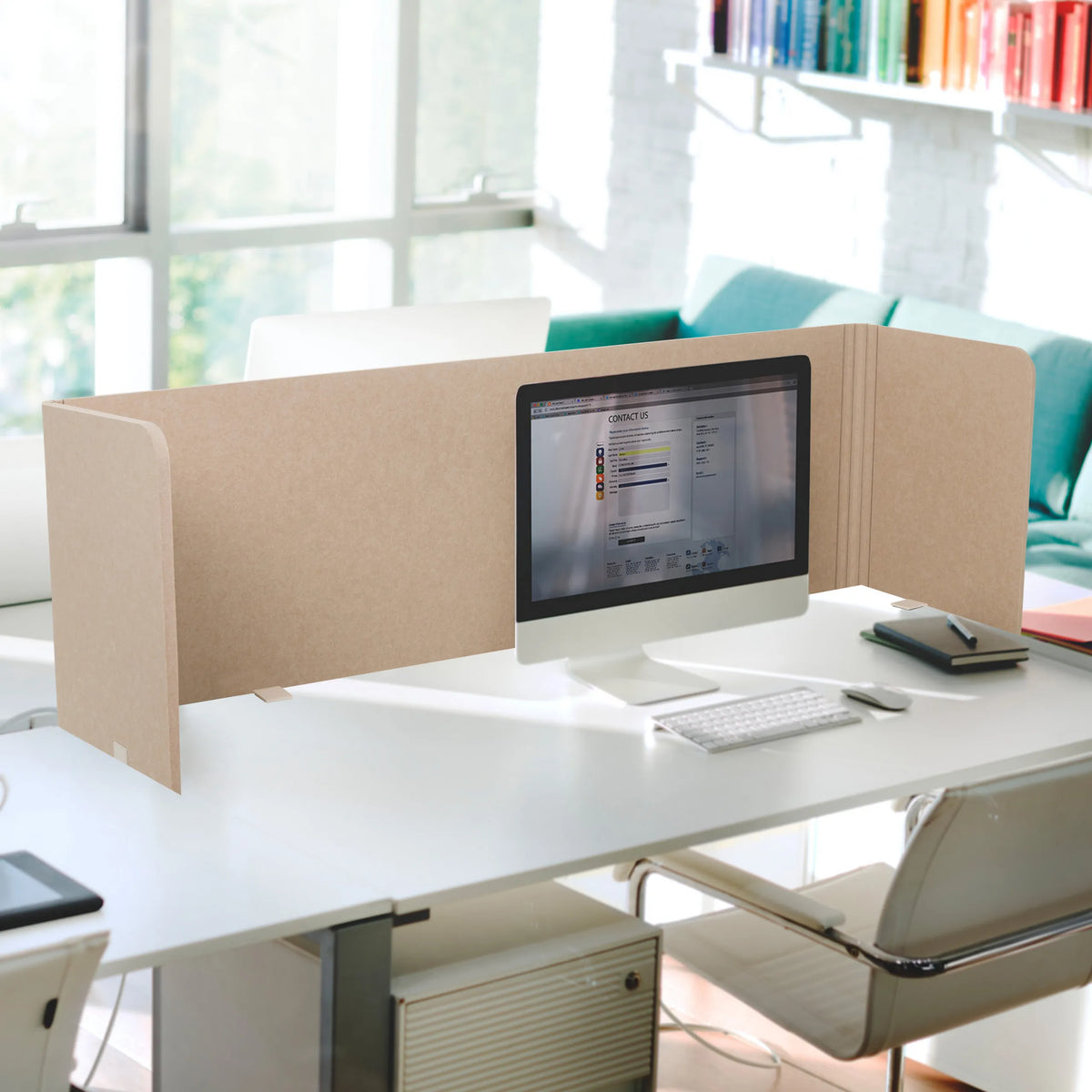 Cloison de table beige FLEXMIUT U d'une largeur de 160 cm sur un bureau blanc de hjh OFFICE