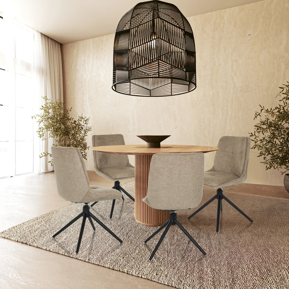 Quatre chaises rembourrées TARVISO I beiges avec pieds étoilés noirs autour d'une table ronde en bois de hjh LIVING