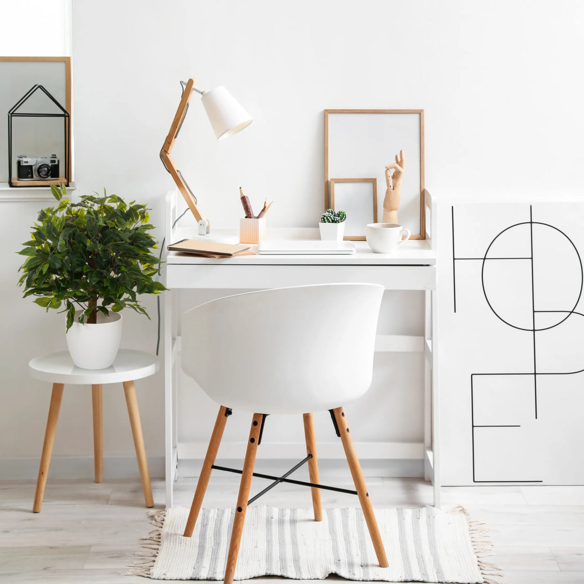 Plante artificielle FICUS II verte dans un pot blanc sur une petite table d'appoint de hjh OFFICE