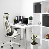 Siège de bureau haut de gamme GENIDIA PRO WHITE en noir et blanc à un bureau blanc dans un bureau à domicile moderne de hjh OFFICE