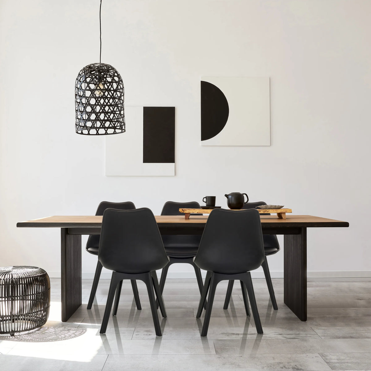 Quatre chaises à coque noires SCANDI P autour d'une table en bois dans une pièce moderne de hjh OFFICE