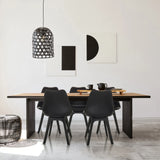 Quatre chaises à coque noires SCANDI P autour d'une table en bois dans une pièce moderne de hjh OFFICE