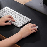 Sous-main de bureau Padflux Power noir avec un clavier blanc et une souris d'ordinateur en utilisation de hjh OFFICE