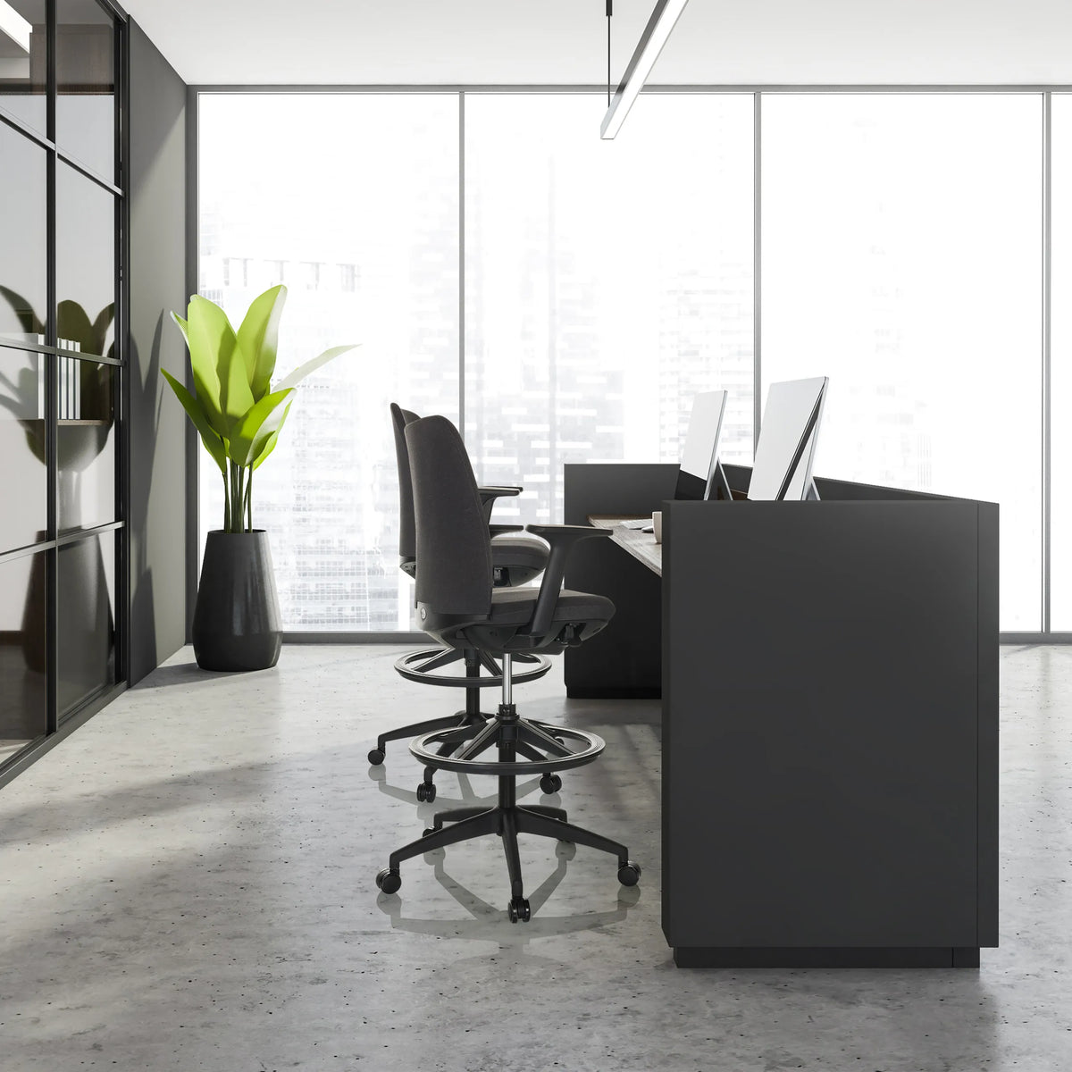Deux chaises de comptoir noires NESTORA WORK avec repose-pieds et roulettes à un bureau moderne de hjh OFFICE