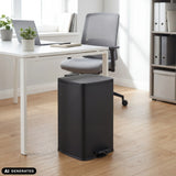 Poubelle noire Clean Step 3 d'une capacité de 50 litres avec pédale de hjh OFFICE (image générée par IA)