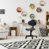 Chaise pivotante pour des enfants KIDDY GTI-2 en gris et bleu avec piètement à roulettes devant un bureau de hjh OFFICE