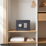 Coffre-fort Safe Compact Mini anthracite avec serrure à code sur une étagère en bois de hjh OFFICE (image générée par IA)