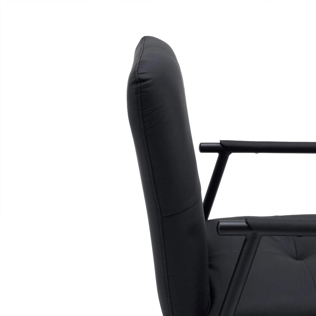 Dossier et accoudoir en similicuir noir de la chaise rembourrée Lifea Flex de hjh LIVING