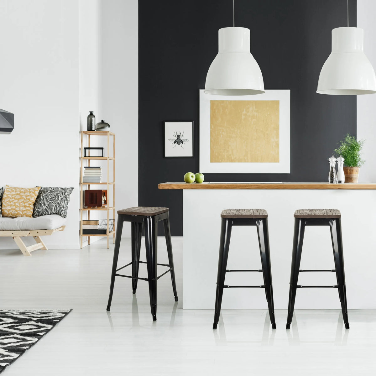 Trois tabourets de bar VANTAGGIO HIGH WS noirs avec des assises en bois foncé à un comptoir blanc de hjh OFFICE