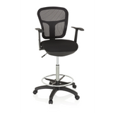 Chaise de comptoir TOP WORK 108 noire avec dossier en maille, repose-pieds et piètement à cinq roulettes de hjh OFFICE – vue à 360° (vue de face 20°)