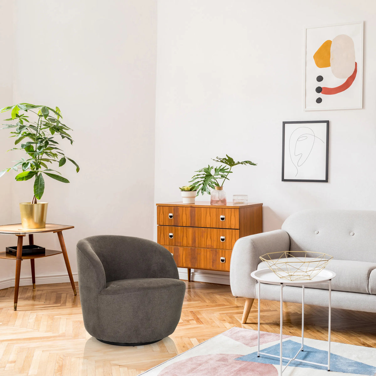 Fauteuil de salon BRAMWICH gris de forme arrondie dans un salon lumineux de hjh LIVING