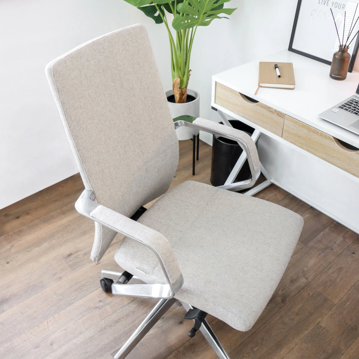 Siège de bureau de qualité professionnelle BESSONA beige avec accoudoirs et piètement en aluminium devant un bureau blanc de hjh OFFICE