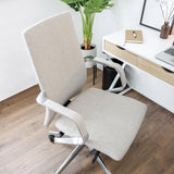 Siège de bureau de qualité professionnelle BESSONA beige avec accoudoirs et piètement en aluminium devant un bureau blanc de hjh OFFICE