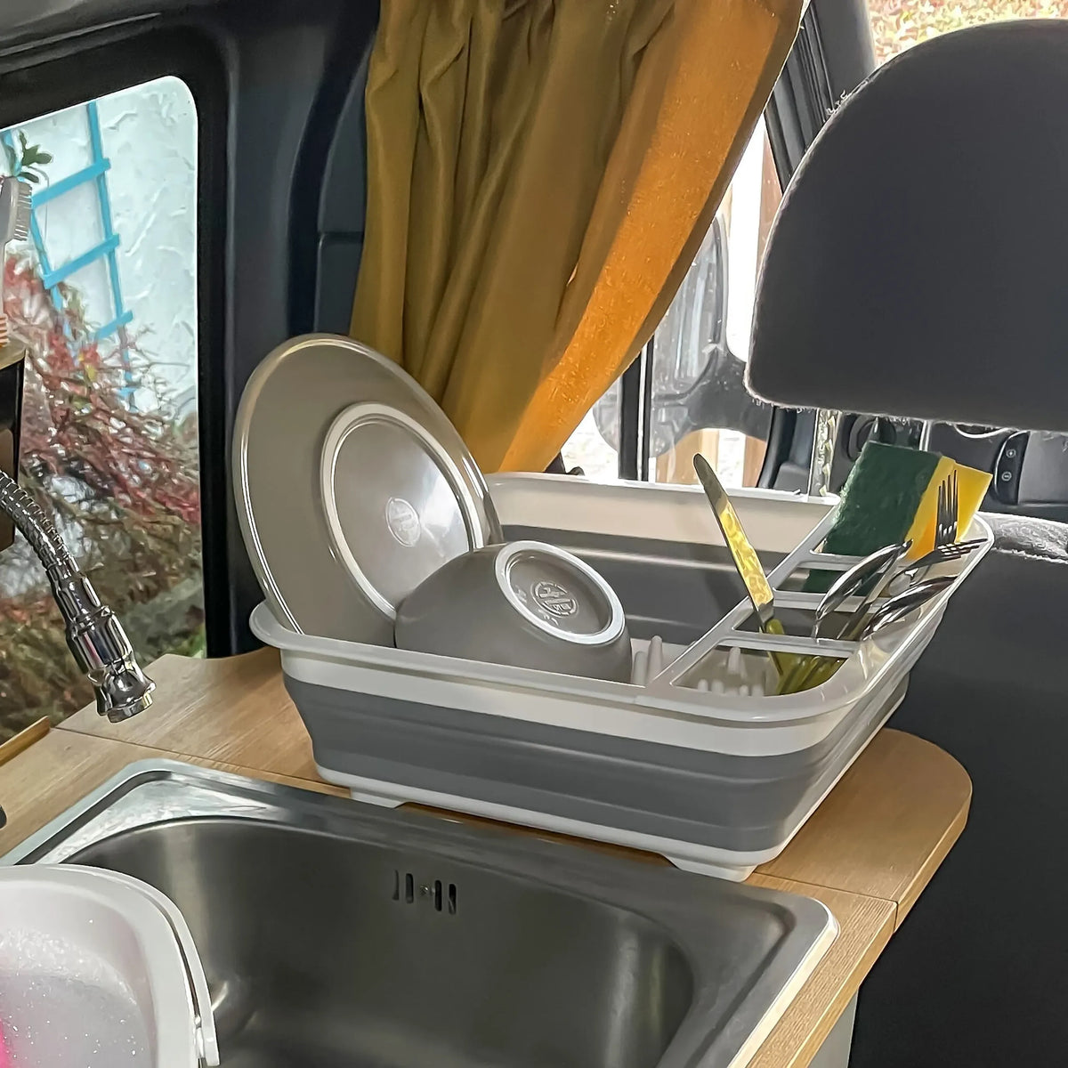 Conteneur pliable CLEAN SIL gris et blanc avec vaisselle et couverts sur un plan de travail de hjh OFFICE