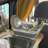 Conteneur pliable CLEAN SIL gris et blanc avec vaisselle et couverts sur un plan de travail de hjh OFFICE