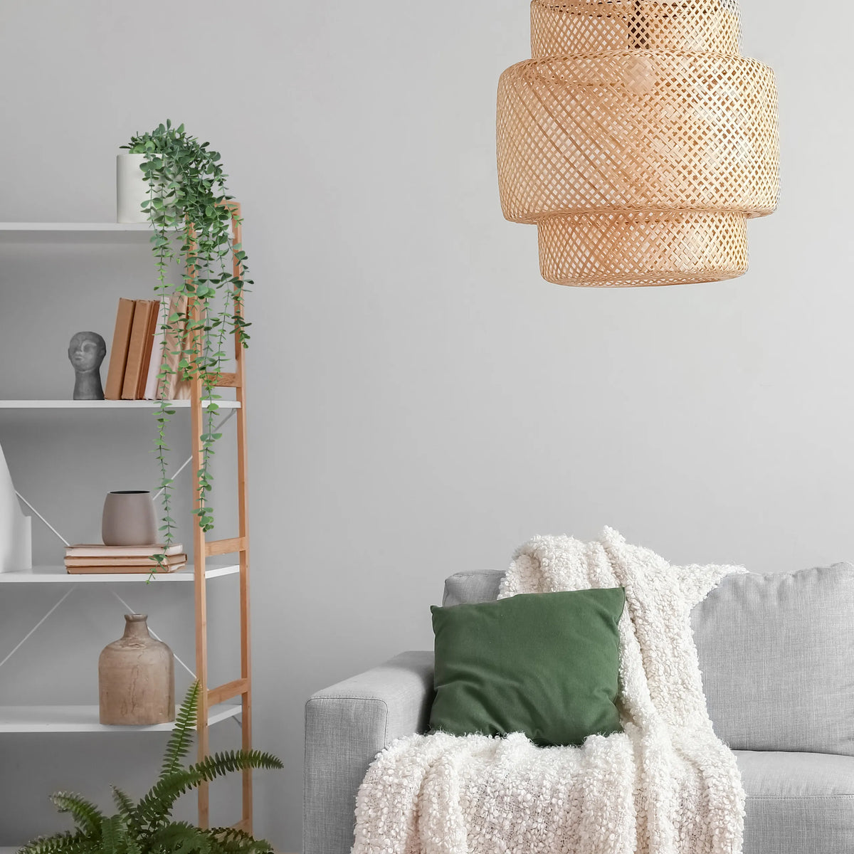 Plante artificielle verte EUCALYPTUS CLIMB sur une étagère à côté d'un canapé gris de hjh OFFICE