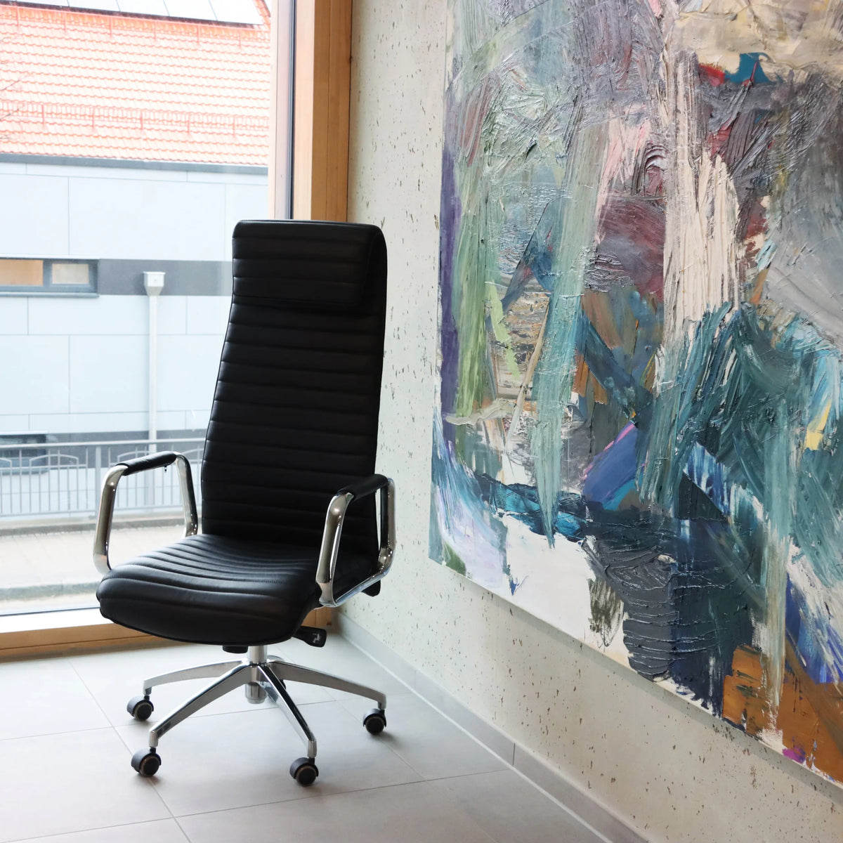 Siège de direction de luxe ASPERA 20 en noir avec revêtement capitonné et structure chromée de hjh OFFICE