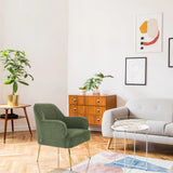 Fauteuil de salon THASSOS vert avec pieds dorés dans un salon lumineux de hjh LIVING