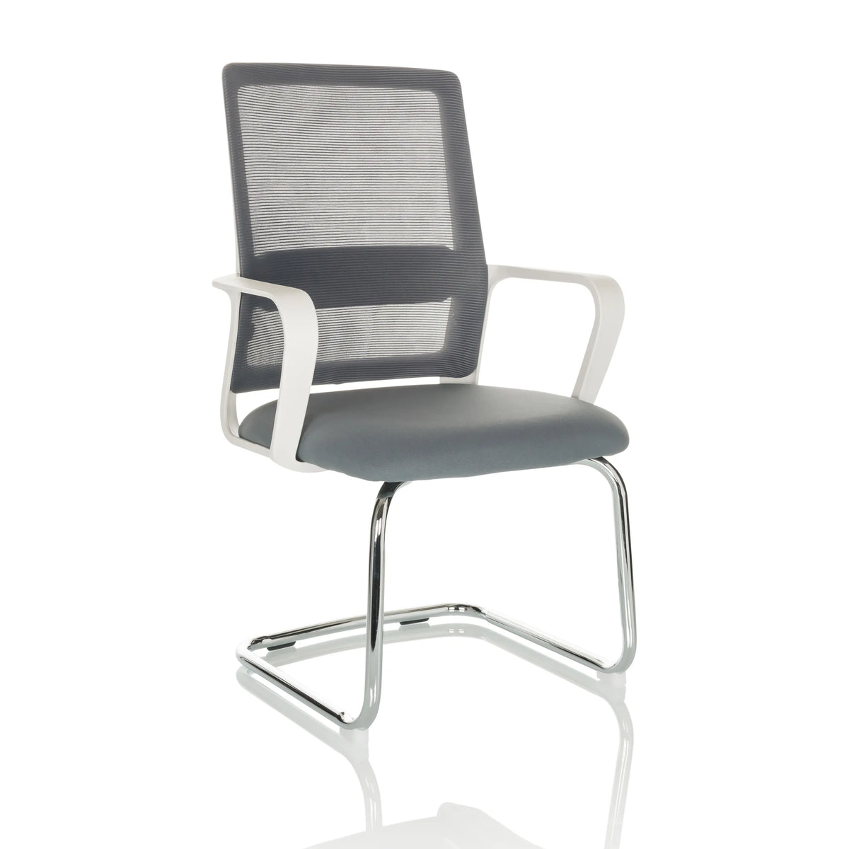 Chaise cantilever VISITER W grise avec dossier en maille, accoudoirs et structure chromée de hjh OFFICE – vue à 360° (vue de trois quarts avant 30°)