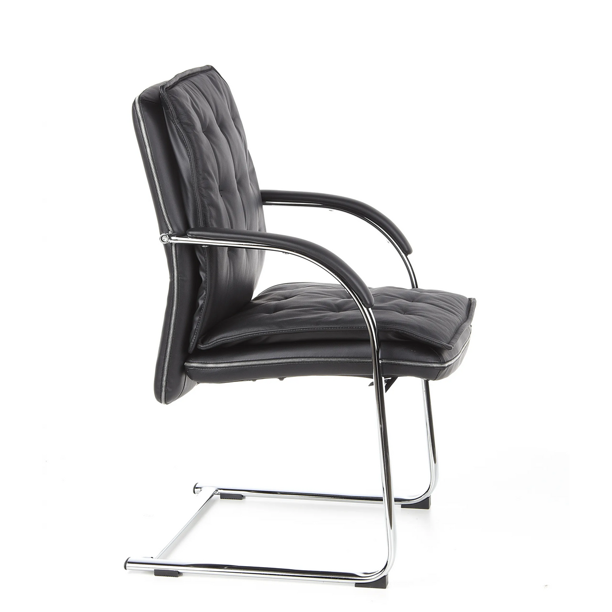 Chaises cantilever VILLA V noires avec rembourrage capitonné et accoudoirs de hjh OFFICE – vue à 360° (vue de profil 80°)