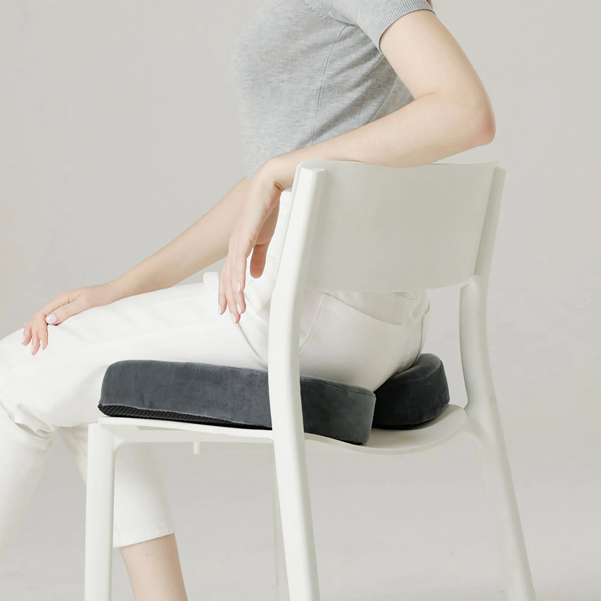 Coussin de siège gris MEDISIT VIII sur une chaise blanche de hjh OFFICE