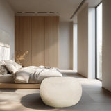 Pouf Sitzolo R beige avec une texture de surface côtelée dans une pièce lumineuse de hjh LIVING