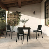Trois chaises d'extérieur noires T37 V avec table assortie sur une terrasse de hjh LIVING
