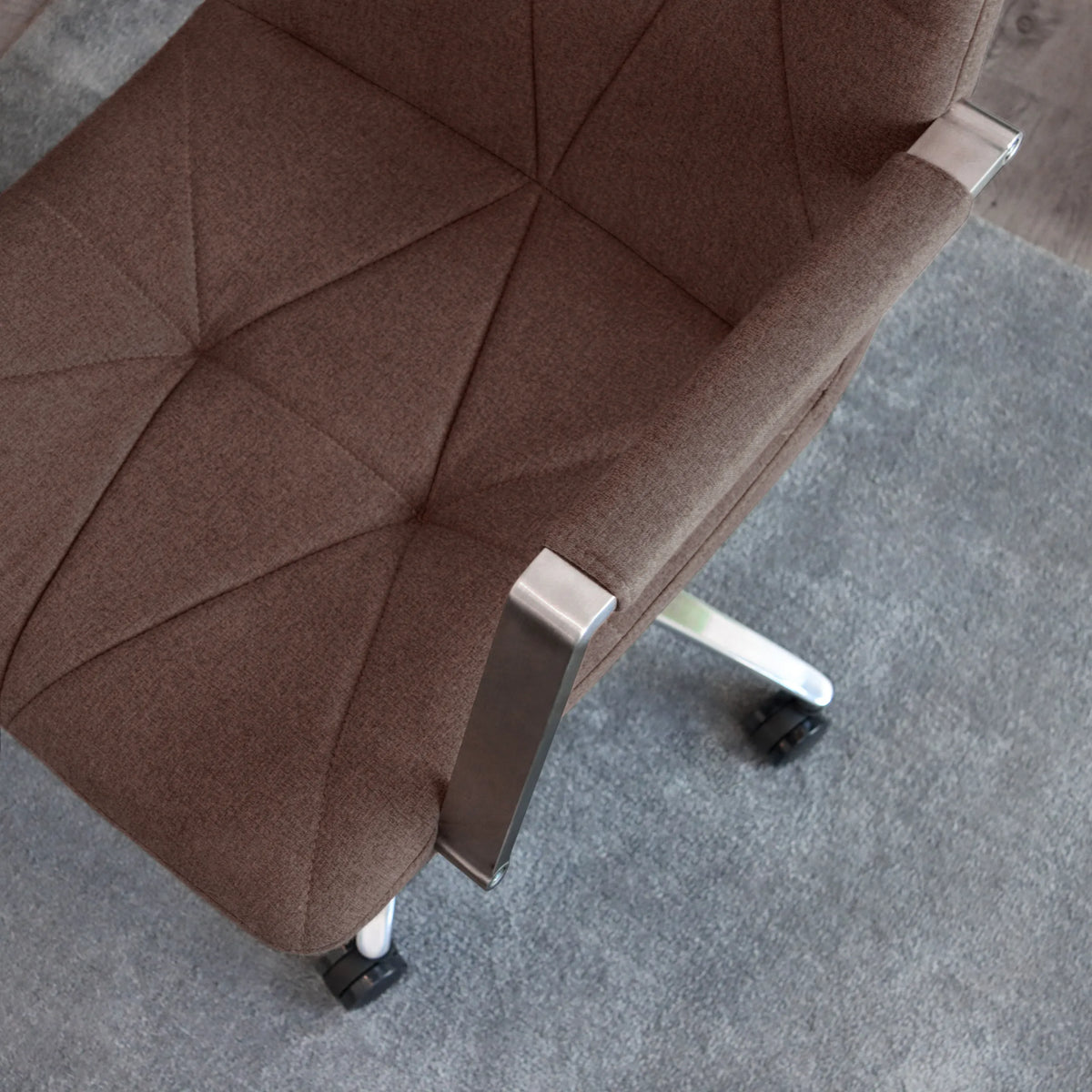 Revêtement en tissu marron moyen avec surpiqûres du Siège de bureau à domicile SARANTO II de hjh OFFICE