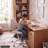 Chaise pivotante pour enfants Lumikid beige à un bureau de hjh OFFICE (image générée par IA)