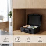 Offener schwarzer Tresor Safe Compact Slim mit Geldbündeln in einem Holzregal von hjh OFFICE (KI-generiertes Bild)