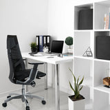 Siège de bureau haut de gamme GENIDIA noir avec dossier en maille à un bureau blanc de hjh OFFICE