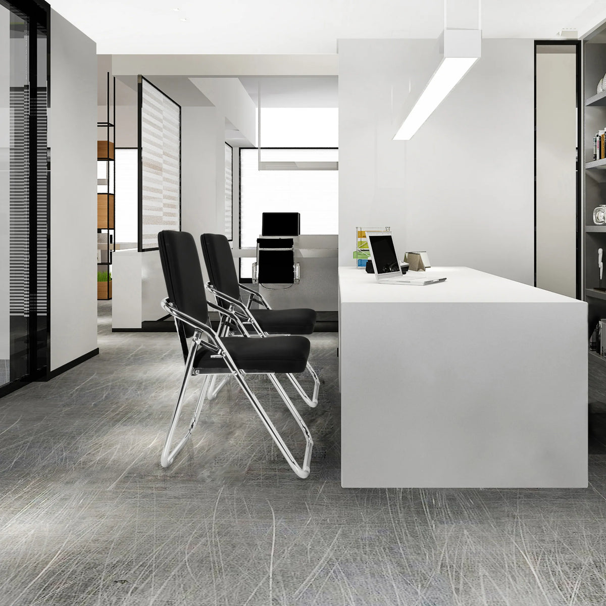 Deux chaises pliantes ESTO noires avec structure argentée devant un bureau blanc de hjh OFFICE