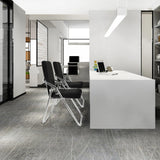 Deux chaises pliantes ESTO noires avec structure argentée devant un bureau blanc de hjh OFFICE