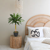 Plante artificielle DRACAENA I en vert avec un pot foncé sur une table d'appoint de hjh OFFICE