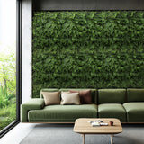 Tapis végétal vert LEAFLUXE 2 comme végétalisation verticale sur un mur derrière un canapé de hjh LIVING