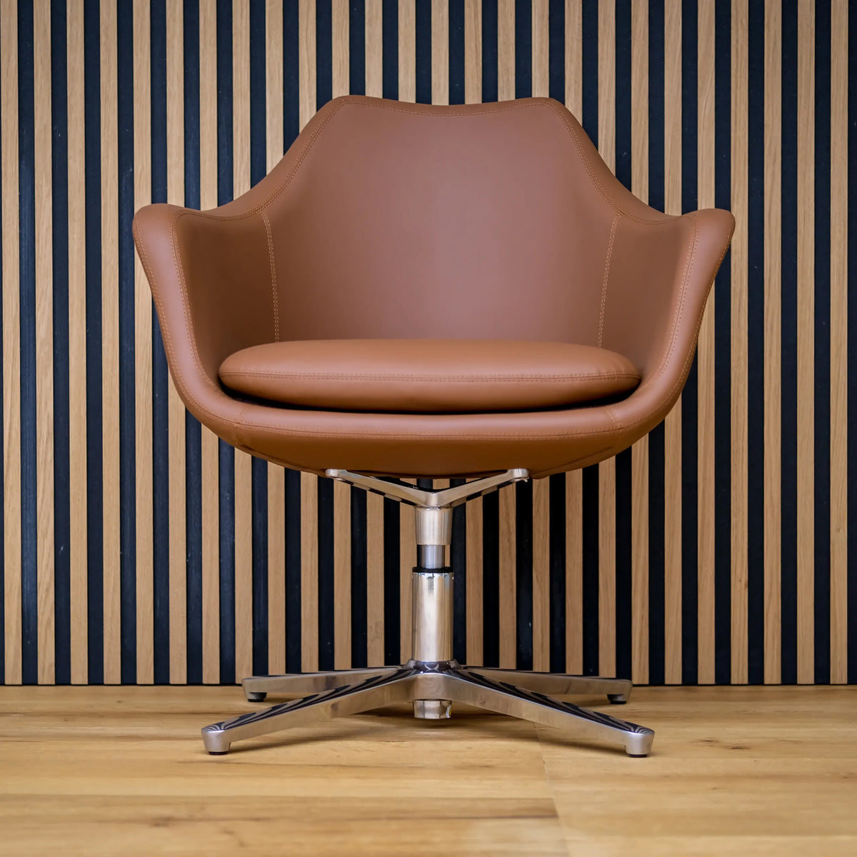 Fauteuil de salon ARTEMIA marron avec coque incurvée et pied métallique en étoile à quatre branches de hjh OFFICE