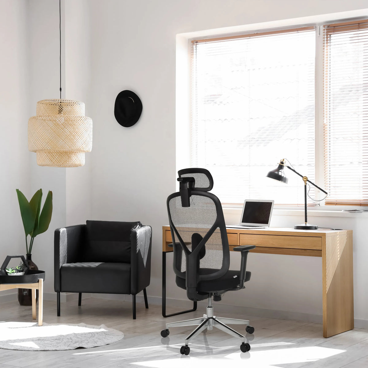 Siège de bureau de qualité professionnelle RALOO PRO en noir avec dossier en maille et appuie-tête à un bureau de hjh OFFICE