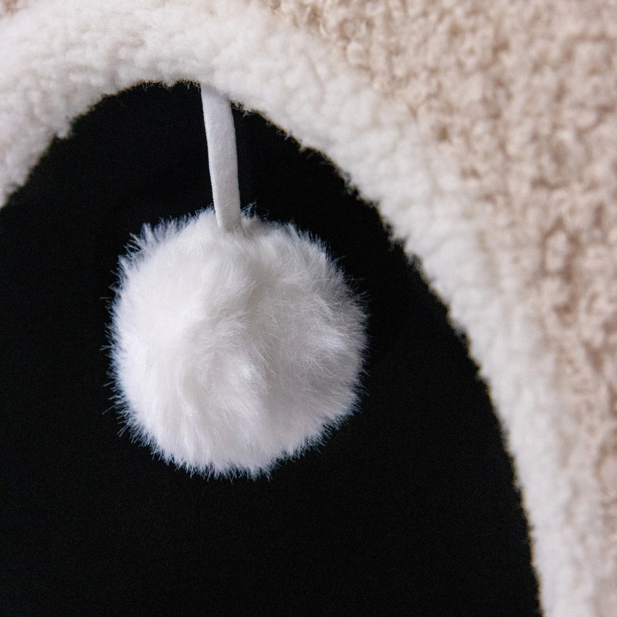 Pompon blanc sur une grotte pour chat PAWY EB beige de hjh LIVING
