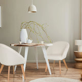 Deux chaises rembourrées blanches SCANDI TED avec des pieds en bois clair à une table ronde de hjh LIVING