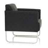 Fauteuil rembourré noir ARUBA STEP avec surpiqûres en losanges et structure argentée de hjh OFFICE – vue à 360° (vue de profil 80°)