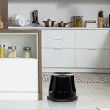 Tabouret marchepied TIO-S noir devant des placards de cuisine blancs de hjh OFFICE